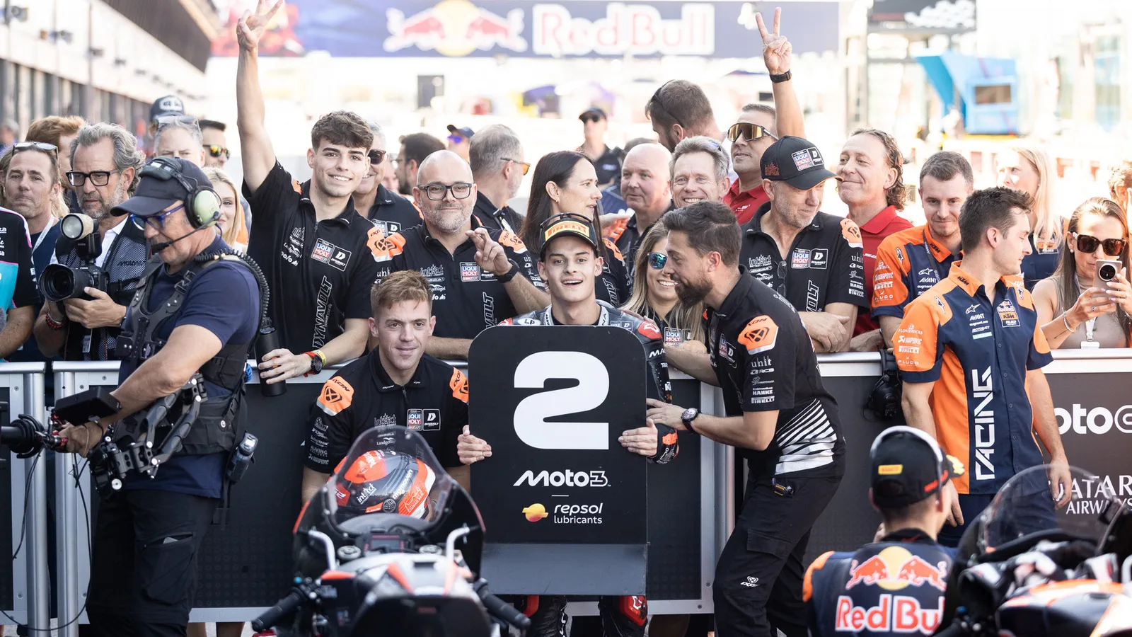 Давид Алманса след квалификацията за Гран при на Сан Марино в Moto3 през септември 2026 г. — архивен кадър, не от победата на Мотеги. TeamEG00 / Wikimedia Commons; оригинал: https://commons.wikimedia.org/wiki/File:David_Almansa_at_the_2026_San_Marino_and_Rimini_Riviera_motorcycle_Grand_Prix.jpg ; Flickr PDM: https://www.flickr.com/photos/estrellagalicia00/55525850273/ ; изрязано до 16:9.