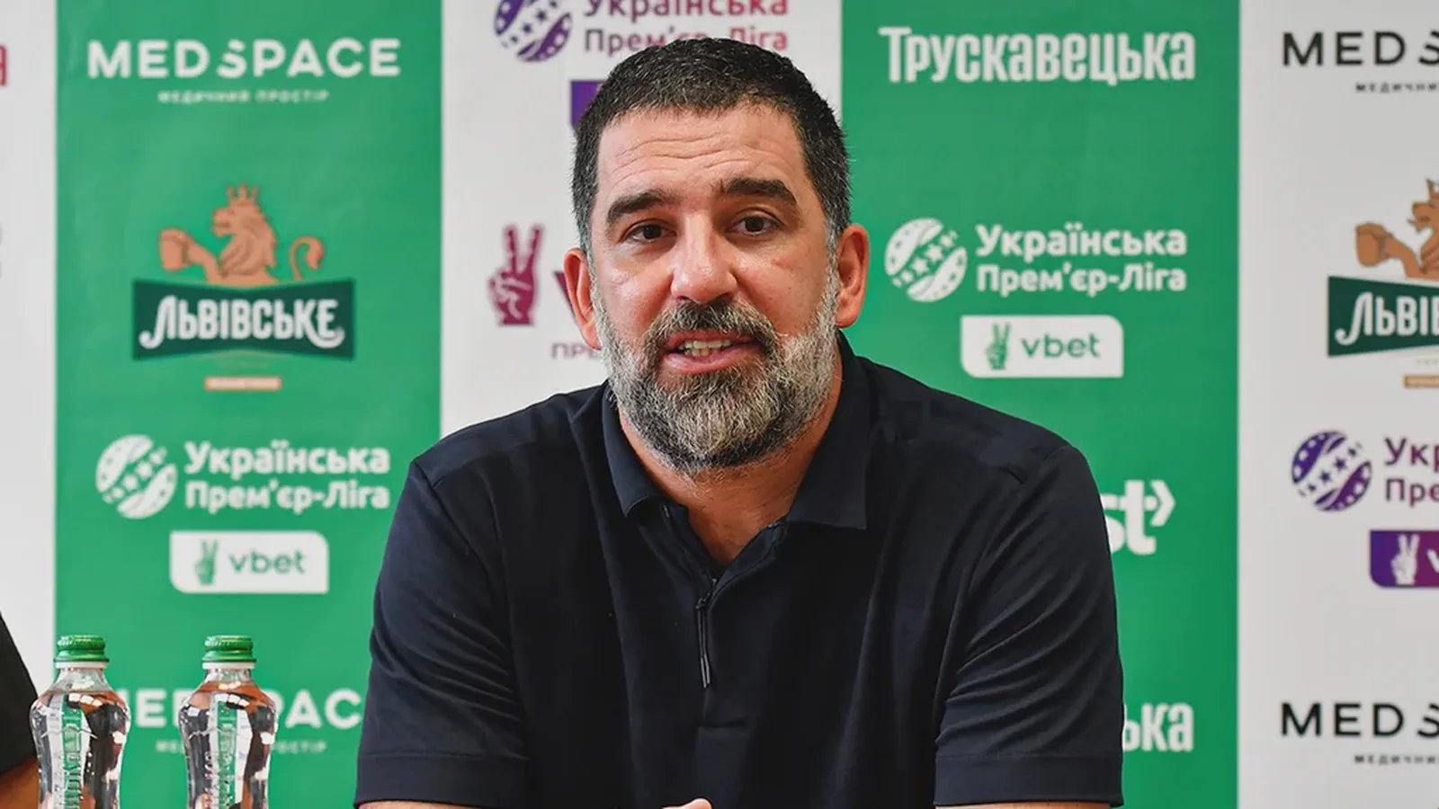 Архив: Арда Туран като треньор на Шахтьор на пресконференция във Лвов, 10 август 2025 г.; не е кадър от интервюто през октомври 2026 г. ФК Карпати Львів / Wikimedia Commons, CC BY 4.0; изрязано до 16:9 и преоразмерено. Оригинал: https://commons.wikimedia.org/wiki/File:%D0%90%D1%80%D0%B4%D0%B0_%D0%A2%D1%83%D1%80%D0%B0%D0%BD.webp ; лиценз: https://creativecommons.org/licenses/by/4.0/