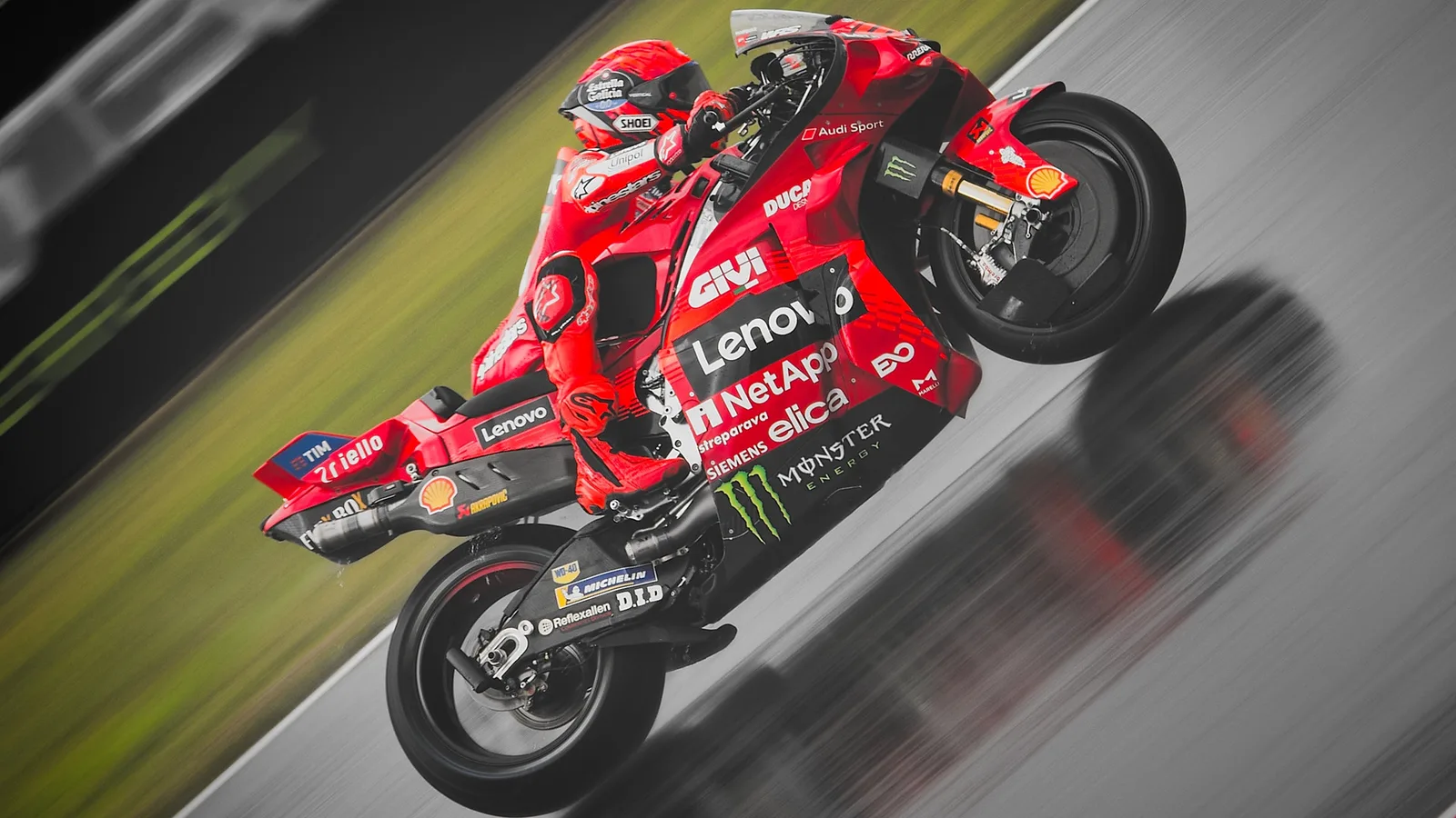 Марк Маркес с Ducati по време на Гран при на Чехия в Бърно през 2025 г. — архивна снимка, не от спринта на Мандалика през 2026 г. Pavel21kriz / Wikimedia Commons, CC BY-SA 4.0; изрязана до 16:9. Оригинал: https://commons.wikimedia.org/wiki/File:Marc_M%C3%A1rquez_at_Czech_Motorcycle_Grand_Prix_at_Brno_2025.jpg ; лиценз: https://creativecommons.org/licenses/by-sa/4.0/ ; производното изображение остава под CC BY-SA 4.0.