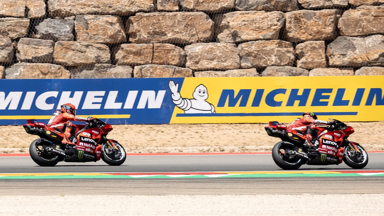 Марк Маркес и Франческо Баная с мотоциклети Ducati пред реклама на Michelin на пистата Арагон през 2025 г. — архивен кадър, не от Мотеги 2026 г.