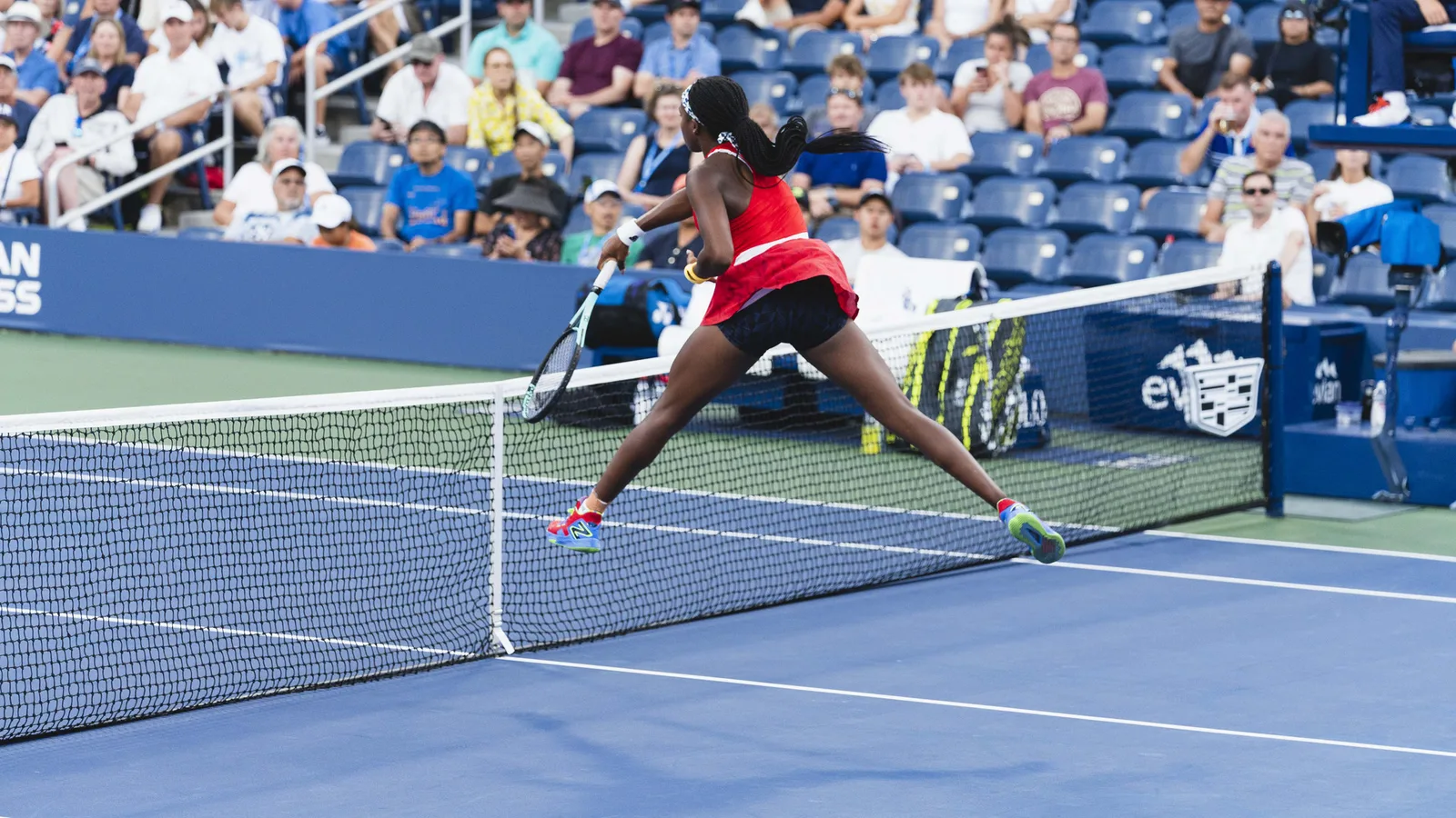 Коко Гоф играе на твърд корт на US Open през 2022 г. — архивна снимка, не от предстоящия мач със Сун Синжан в Пекин; Сун не е изобразена. All-Pro Reels / Wikimedia Commons, CC BY-SA 2.0; изрязано до 16:9. Оригинал: https://commons.wikimedia.org/wiki/File:US_Open_2022_Photo_202_(52390109657).jpg ; лиценз: https://creativecommons.org/licenses/by-sa/2.0/ ; редакционната обработка се предоставя при CC BY-SA 2.0.