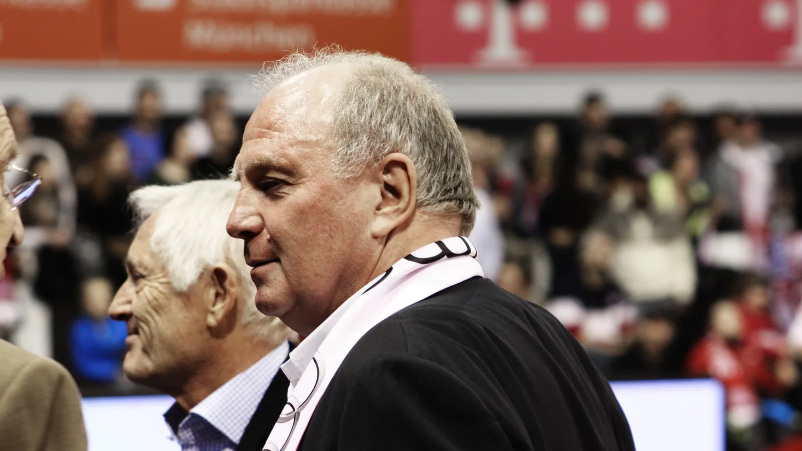 Архив: Ули Хьонес на преден план с Едмунд Щойбер в Audi Dome, 2014 г.; не е кадър от актуалното изказване. Usien / Wikimedia Commons, CC BY-SA 3.0; изрязано до 16:9, производното под същия лиценз. https://commons.wikimedia.org/wiki/File:Uli_Hoenes_und_Edmund_Stoiber_1.JPG ; https://creativecommons.org/licenses/by-sa/3.0/