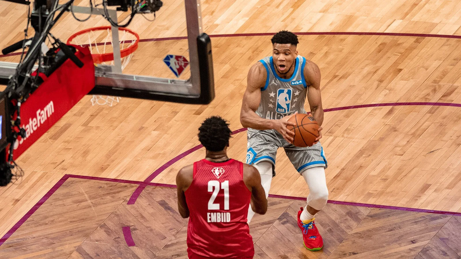 Архив: Янис Адетокунбо с All-Star екип срещу Джоел Ембийд на NBA All-Star Game, 20 февруари 2022 г.; не е кадър от Атланта – Маями през 2026 г. Erik Drost / Wikimedia Commons, CC BY 2.0; изрязано до 16:9 без генеративни промени. https://commons.wikimedia.org/wiki/File:Giannis_Antetokounmpo_(51916274036).jpg ; https://creativecommons.org/licenses/by/2.0/