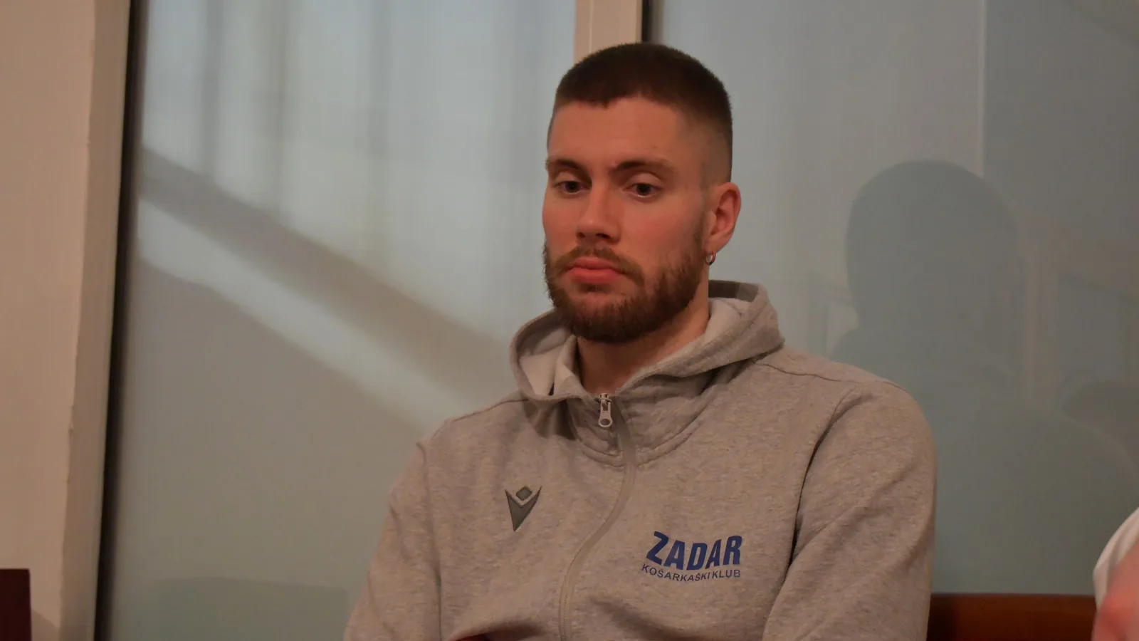 Архивен портрет на Доминик Мавра с горнище на Задар през март 2022 г.; не е кадър от победата на Бреоган над Манреса през 2026 г. Hatorcat / Wikimedia Commons, CC BY-SA 4.0; изрязано до 16:9. Оригинал: https://commons.wikimedia.org/wiki/File:Dominik_Mavra_3.jpg ; лиценз: https://creativecommons.org/licenses/by-sa/4.0/ ; адаптацията е под CC BY-SA 4.0.